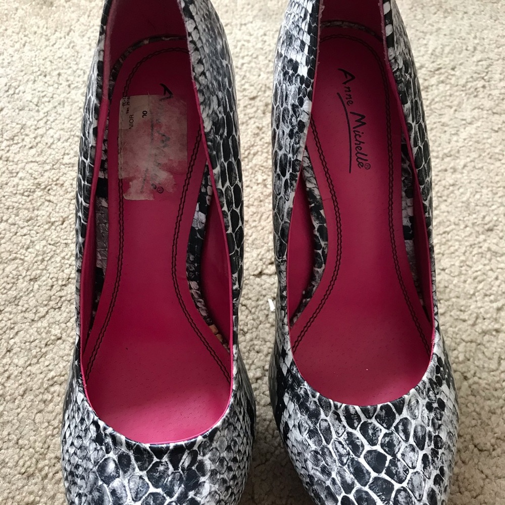 Heels - Picture 2 of 11
